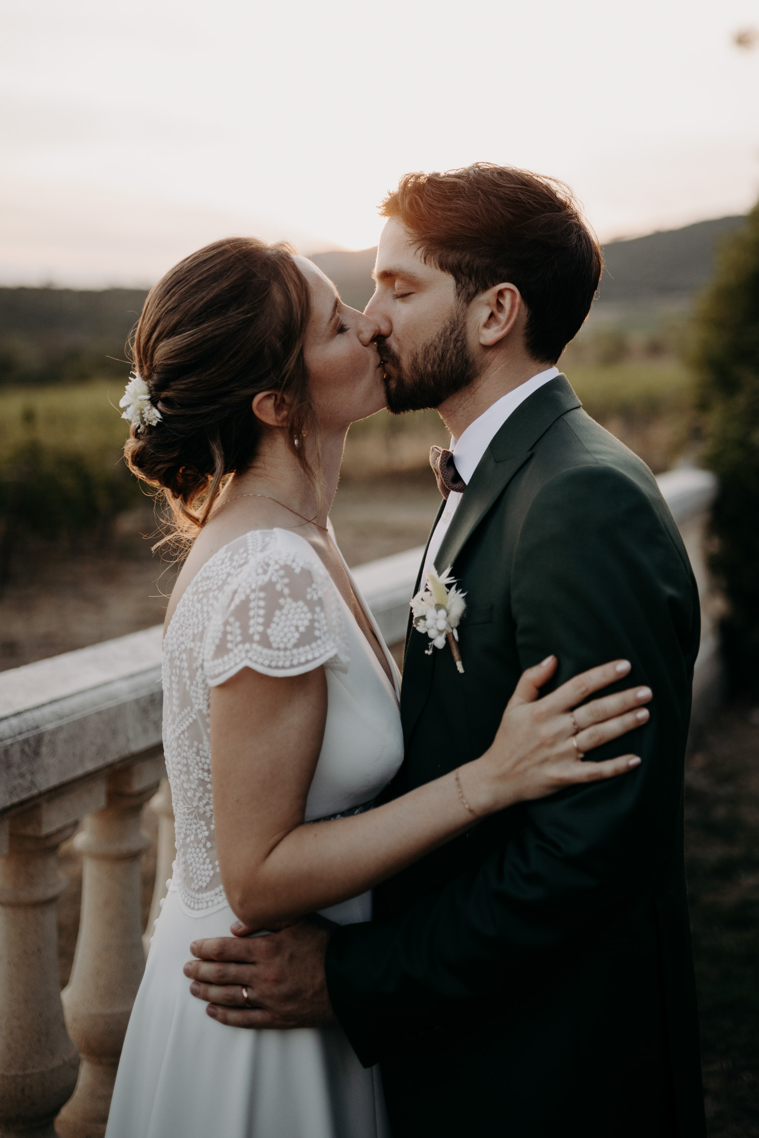 Photographie de couple au coucher du soleil photographiés par Emélie Carlier - Photographe de Mariage sur Montpellier