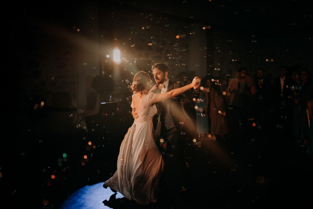 les deux mariés ouvrent le bal avec leur première danse au château de Malmont